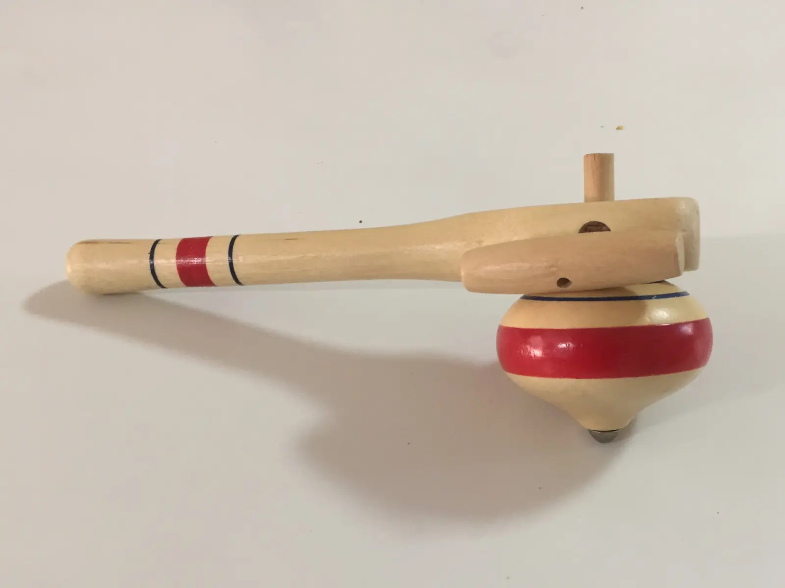סביבון אדום ועץ טבעי עם משגר עץ מצ'כיה פראג