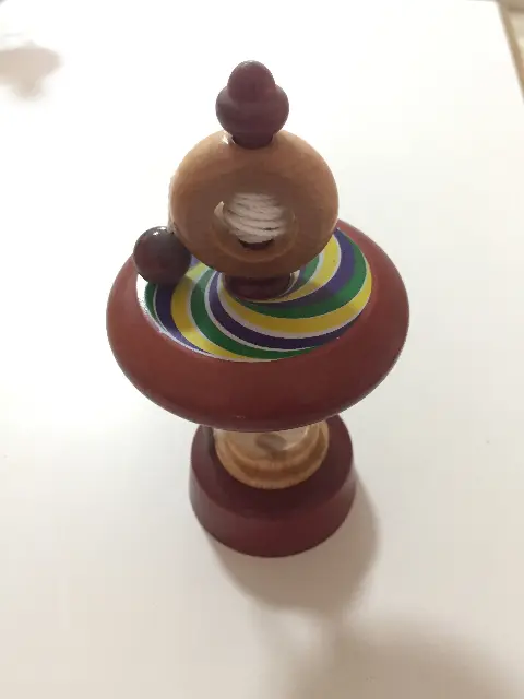 סביבון צבעוני עם טבעת משגר וחוט מטייוואן   נקנה בפראג