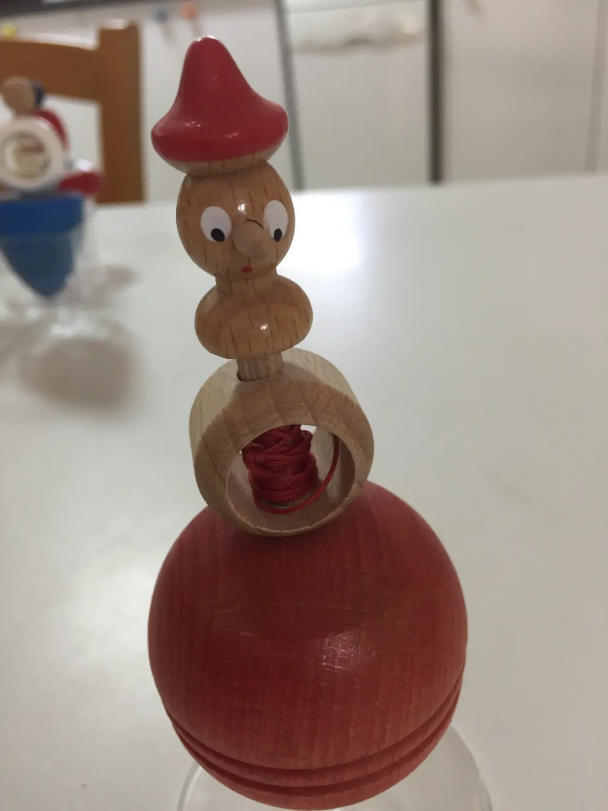 סביבון פינוקיו עם אף ארוך וטבעת משגר עם חוט