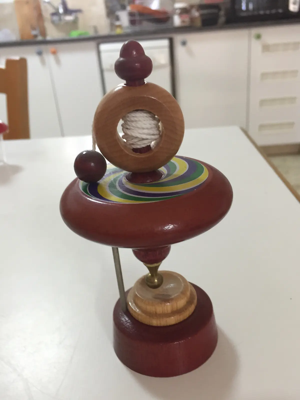 סביבון צבעוני עם טבעת משגר וחוט מטייוואן   נקנה בפראג
