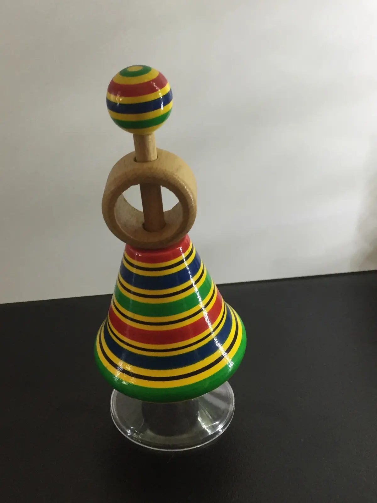 סביבון בטבעות צבעוניות אדום צהוב כחול וירוק   עם טבעת משגר וחוט מצ'כיה פראג