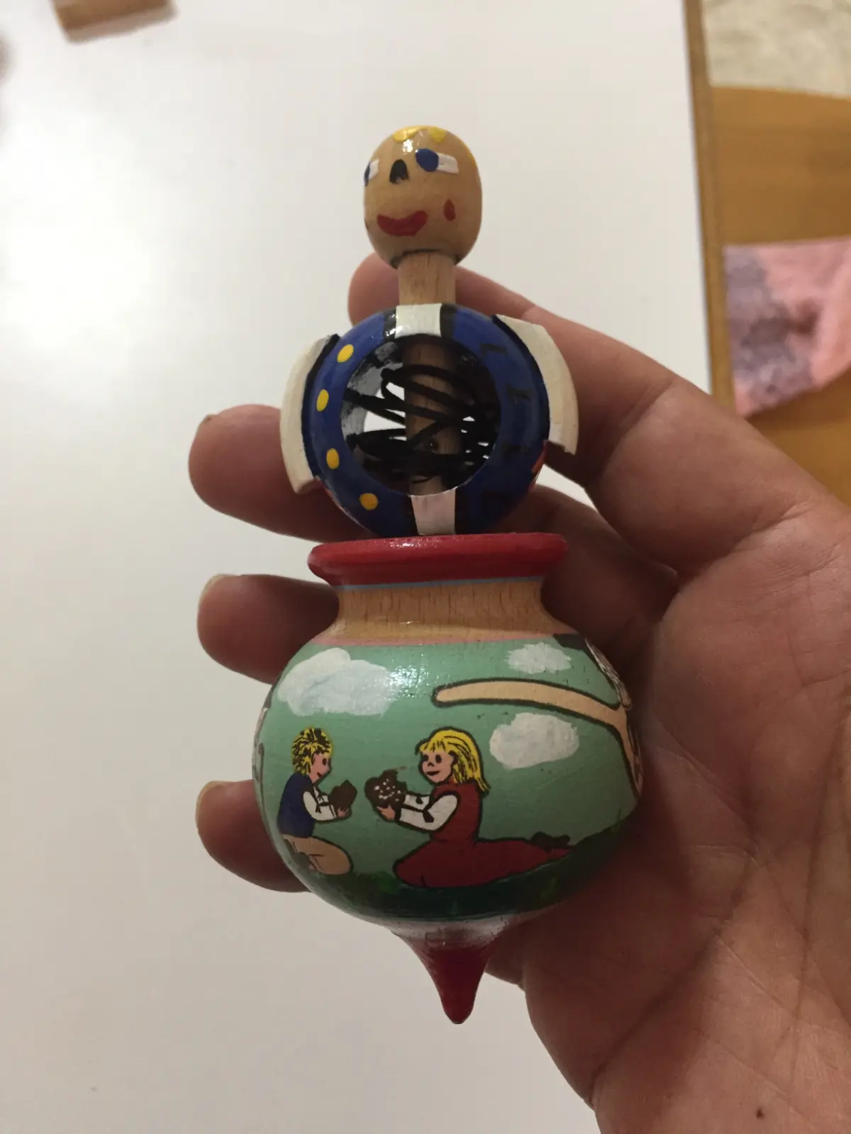 סביבון מצויר  עם טבעת משגר  וחוט מצ'כיה פראג