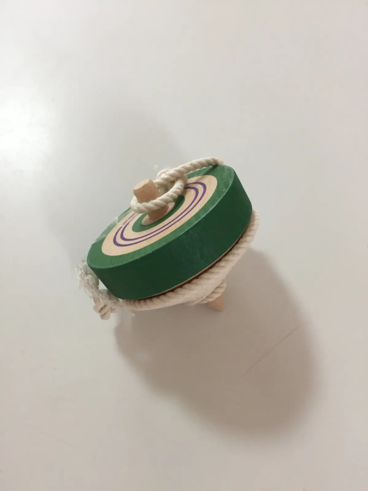 סביבון קומה ירוק עם חוט לסיבוב מיפן