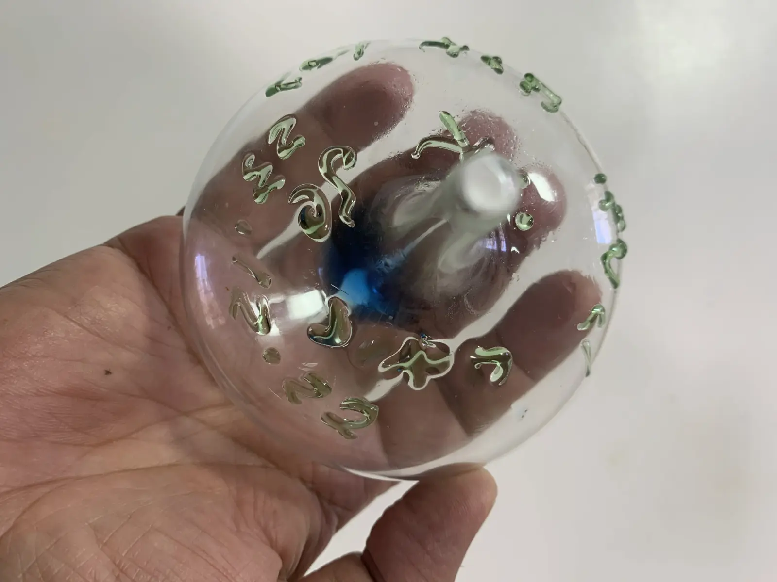 סביבונים מזכוכית עם נוזל כחול מבית היוצר של יצחק כהן ארזי כחלק מפעילות חנוכה של אמותת אורי 2022