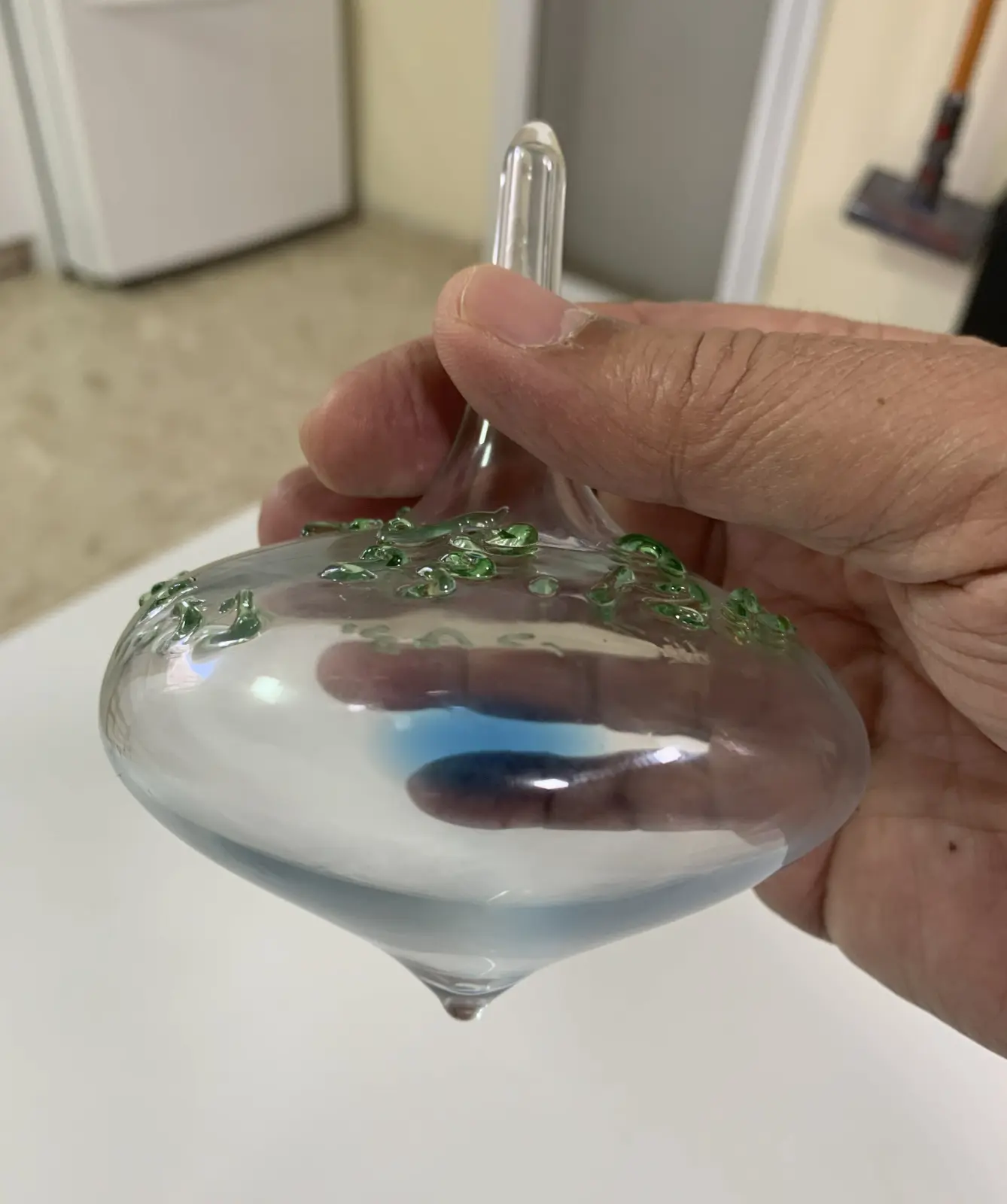סביבונים מזכוכית עם נוזל כחול מבית היוצר של יצחק כהן ארזי כחלק מפעילות חנוכה של אמותת אורי 2022