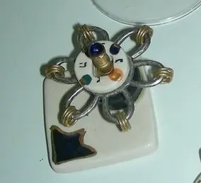 סביבון חנוכה קרמי וטבעות מתכת של ערן גרבלר מבית הסביבון