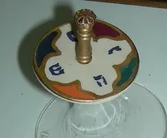 סביבון חנוכה קרמי של ערן גרבלר מבית הסביבון