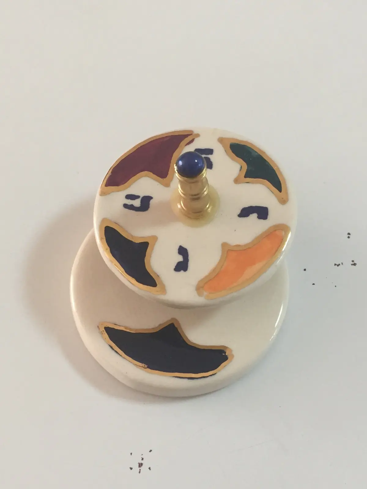 סביבון חנוכה קרמי של ערן גרבלר מבית הסביבון
