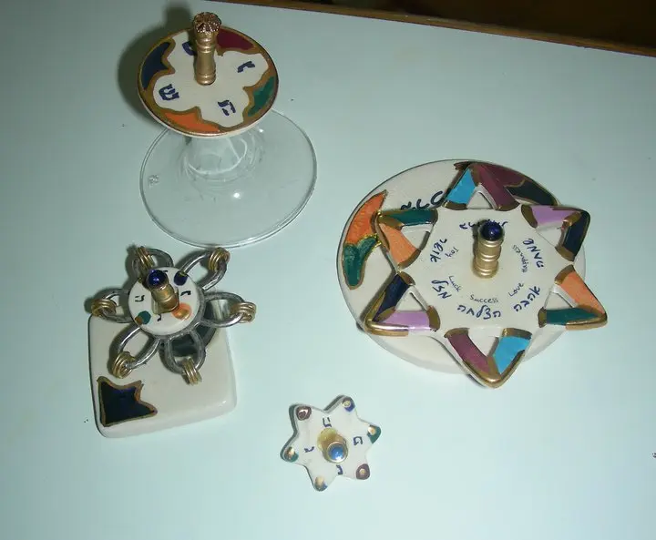 סביבון חנוכה קרמי של ערן גרבלר מבית הסביבון