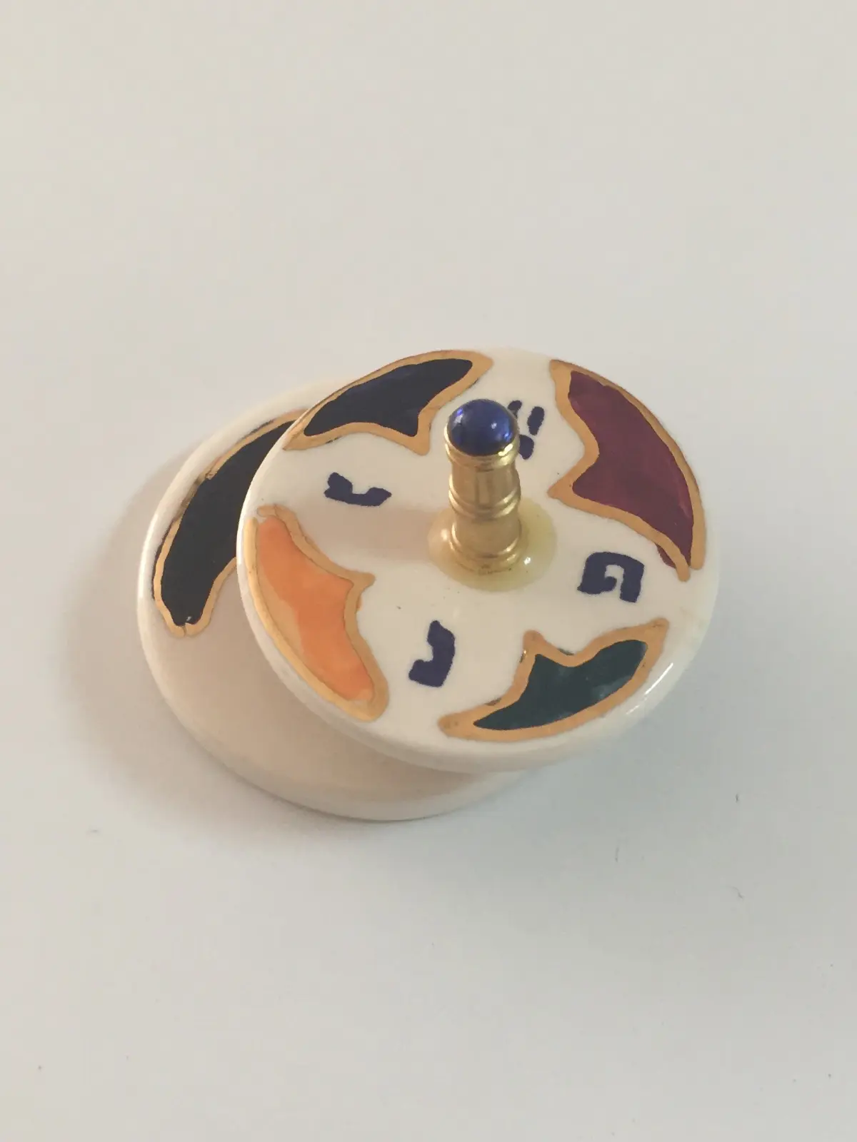 סביבון חנוכה קרמי של ערן גרבלר מבית הסביבון