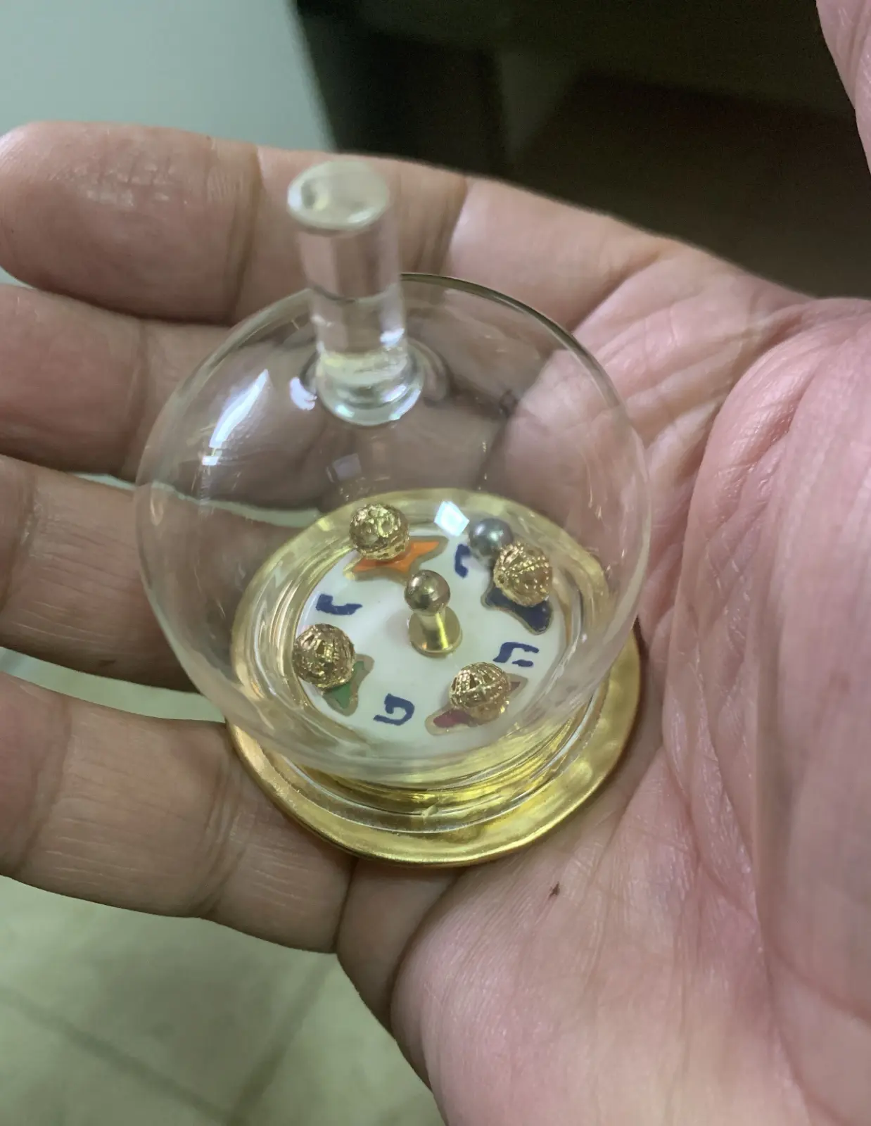 סביבון חנוכה זכוכית קרמיקה וכדורי מתכת של ערן גרבלר מבית הסביבון