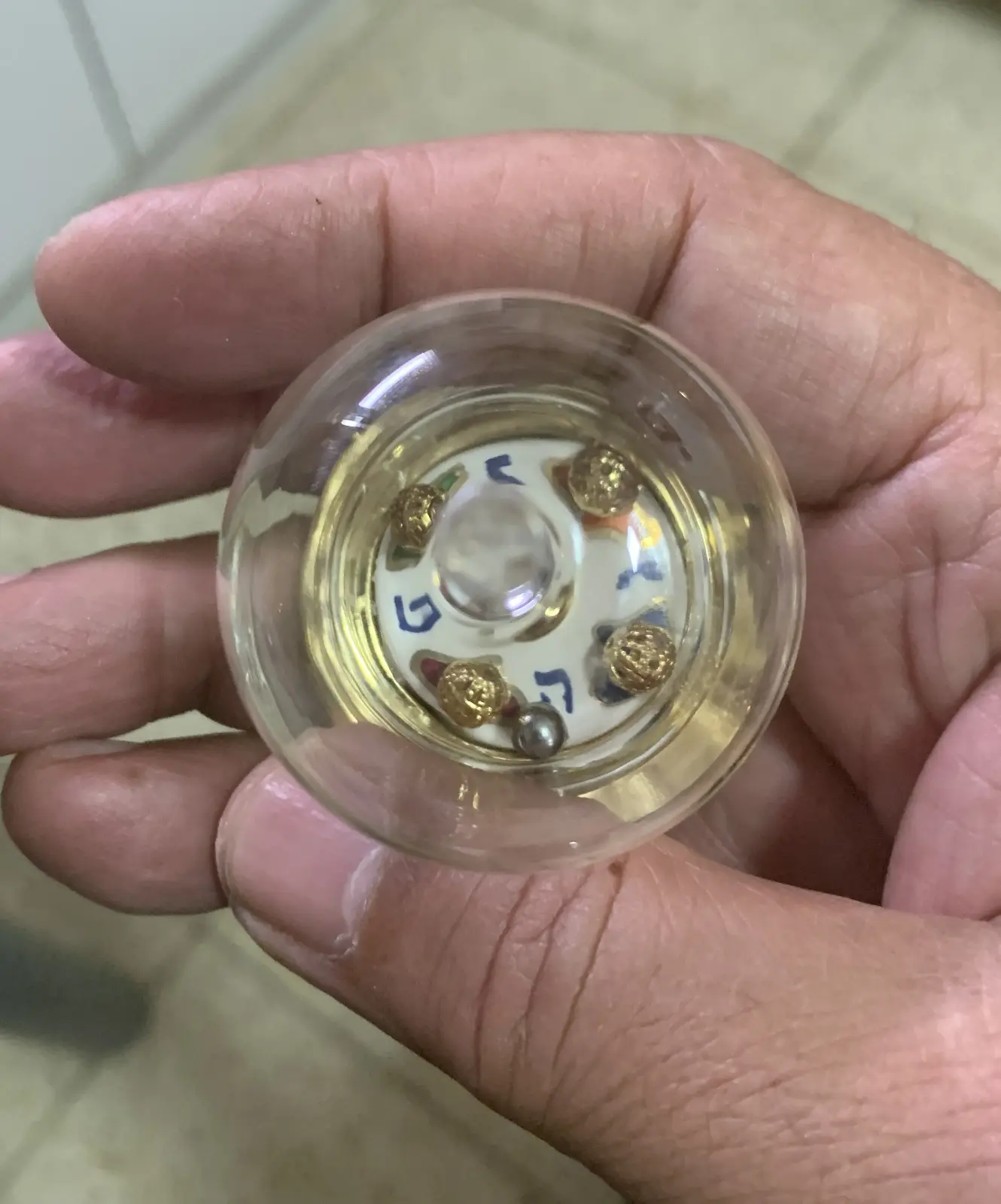 סביבון חנוכה זכוכית קרמיקה וכדורי מתכת של ערן גרבלר מבית הסביבון