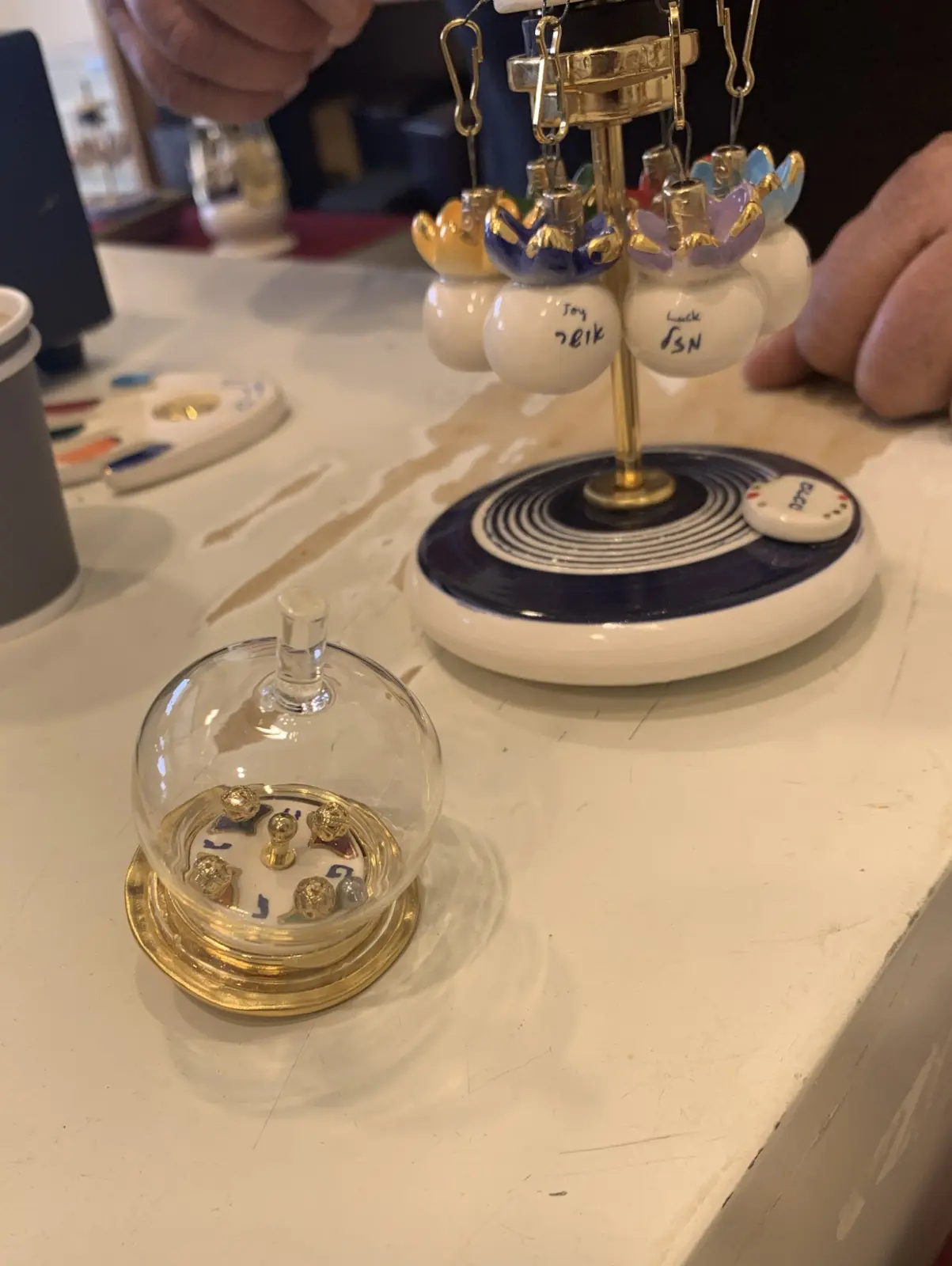 סביבון חנוכה זכוכית קרמיקה וכדורי מתכת של ערן גרבלר מבית הסביבון