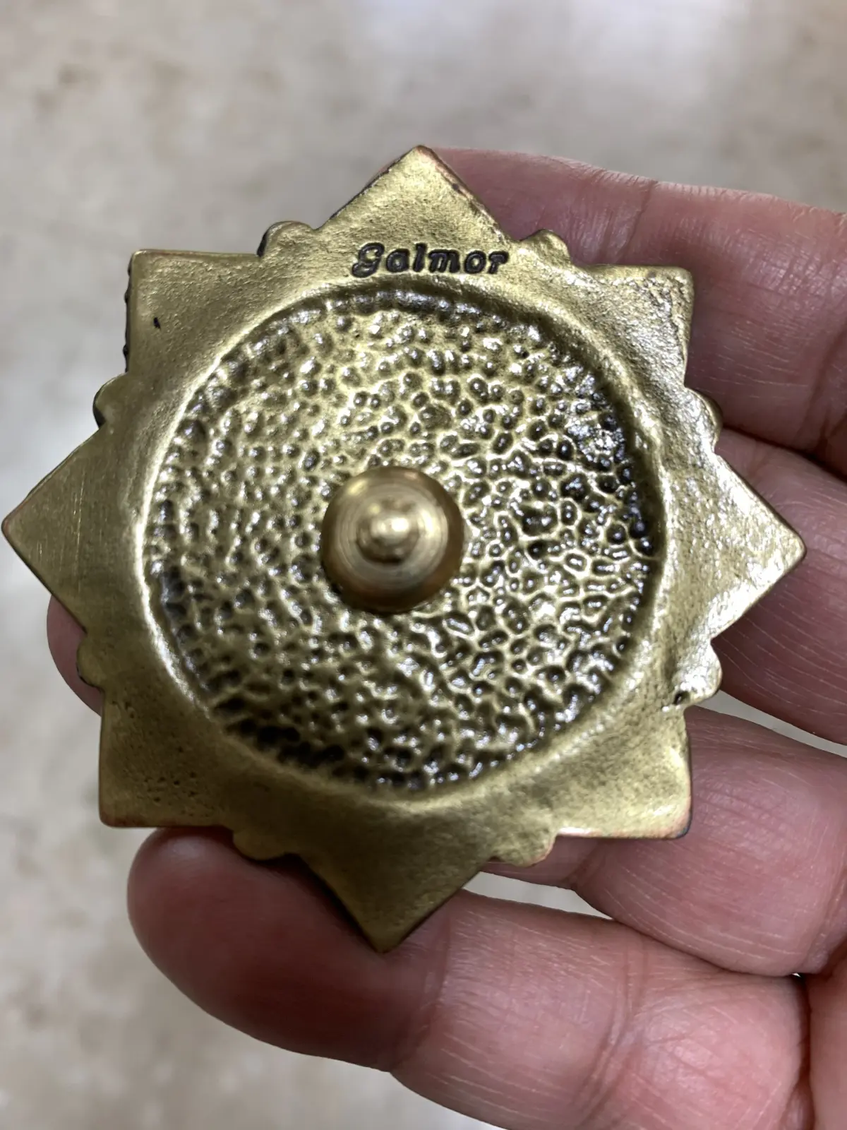 סביבון מתכת של עירית גלמור