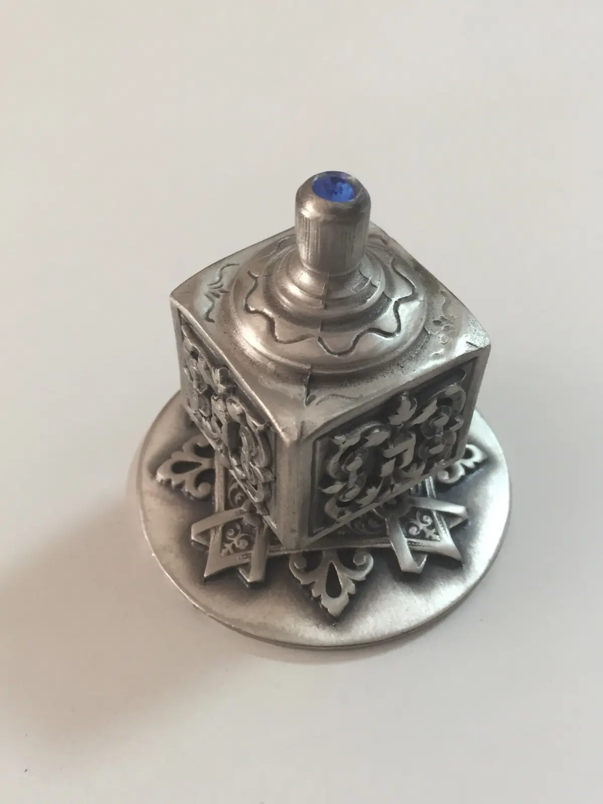 סביבון מתכת אסתר שחף