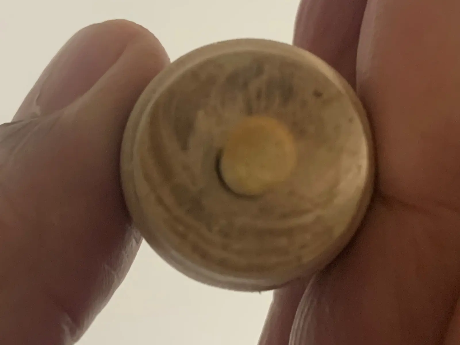 סביבון קטן אצבעות בחריטת  של משה גזית