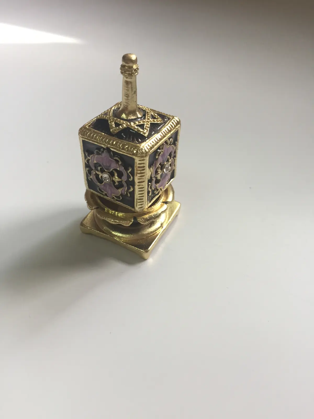 סביבון קופסא סגול של עמי מוצרי נוי