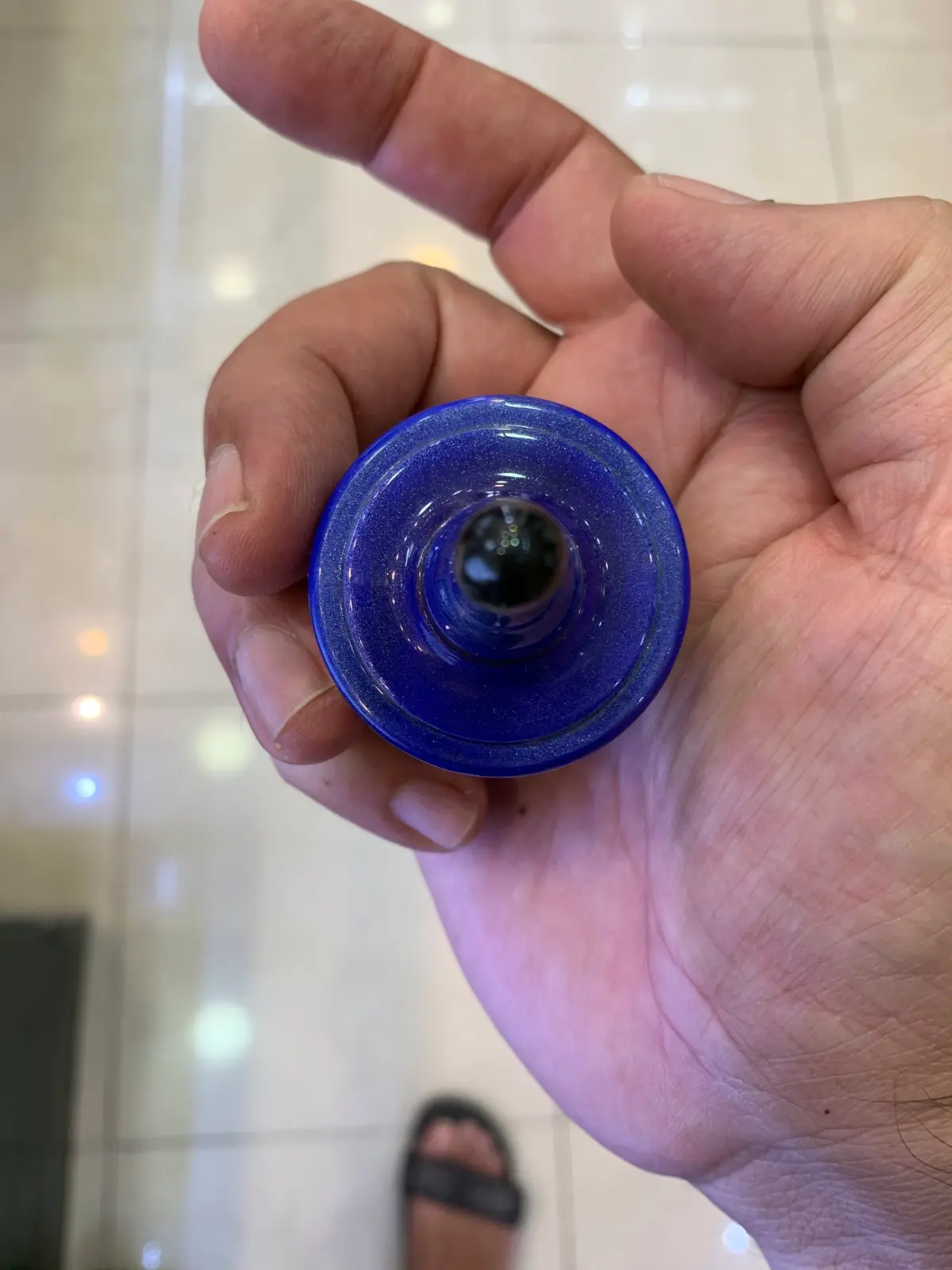 סביבון מתכת ועץ כחול של נדב אבי