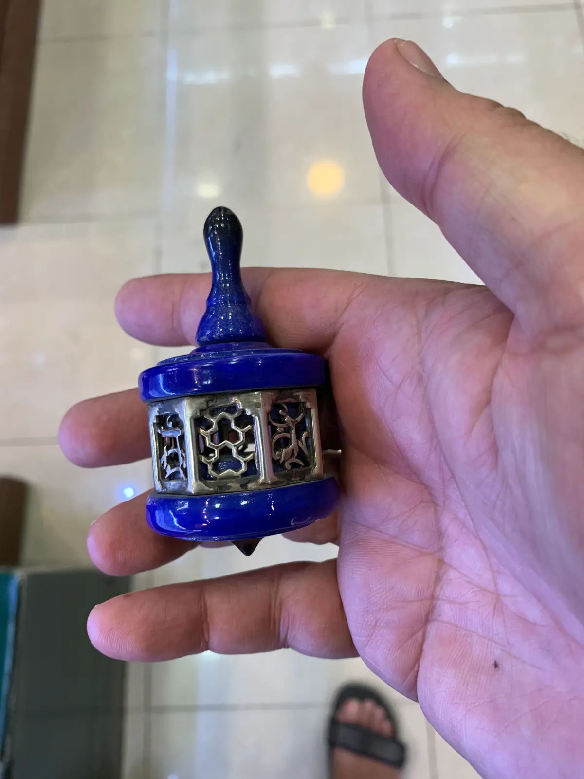 סביבון מתכת ועץ כחול של נדב אבי