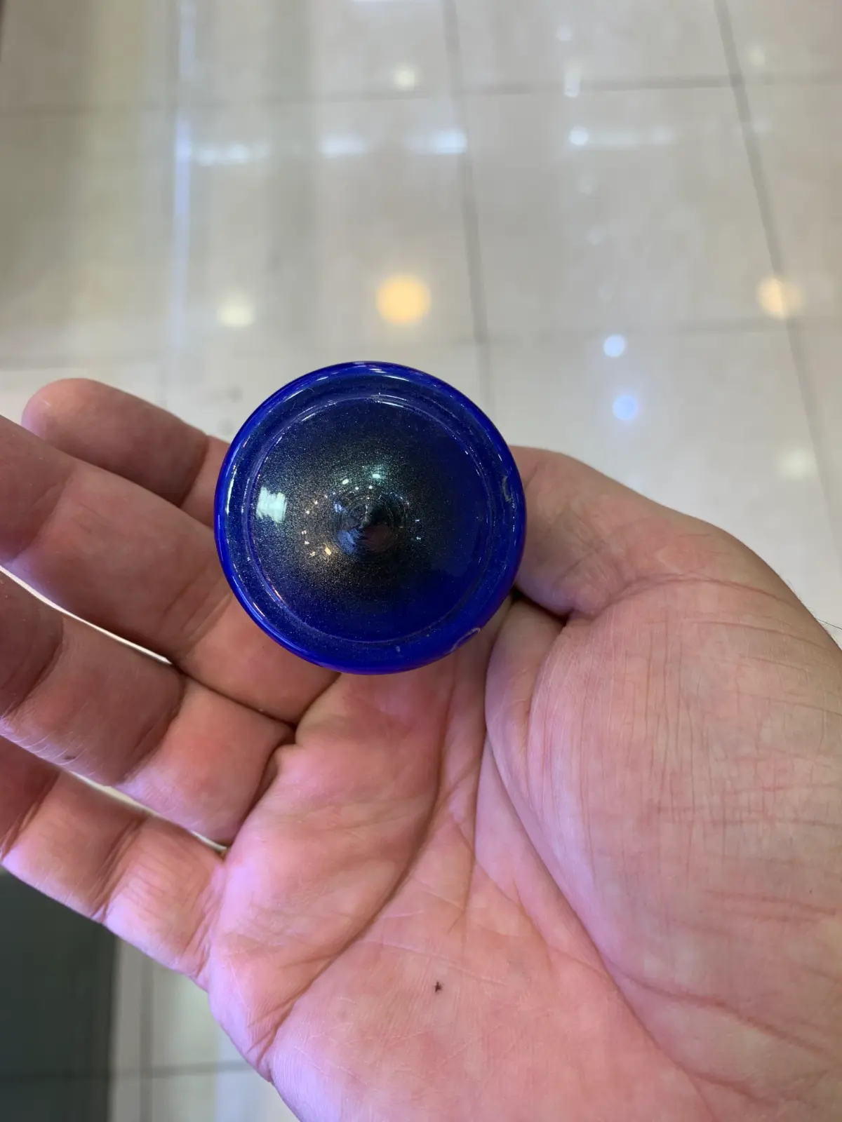 סביבון מתכת ועץ כחול של נדב אבי
