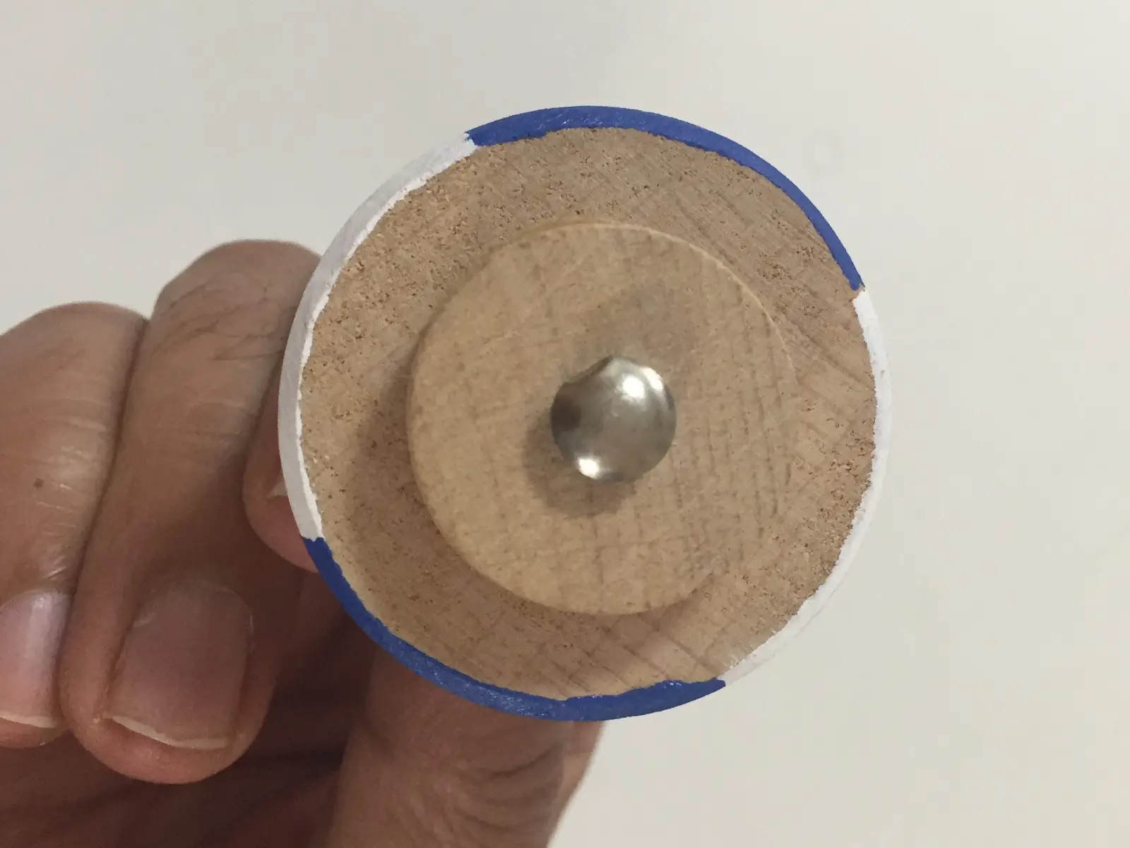 הסביבון כחול לבן  היוצרת לאורה לאסקר