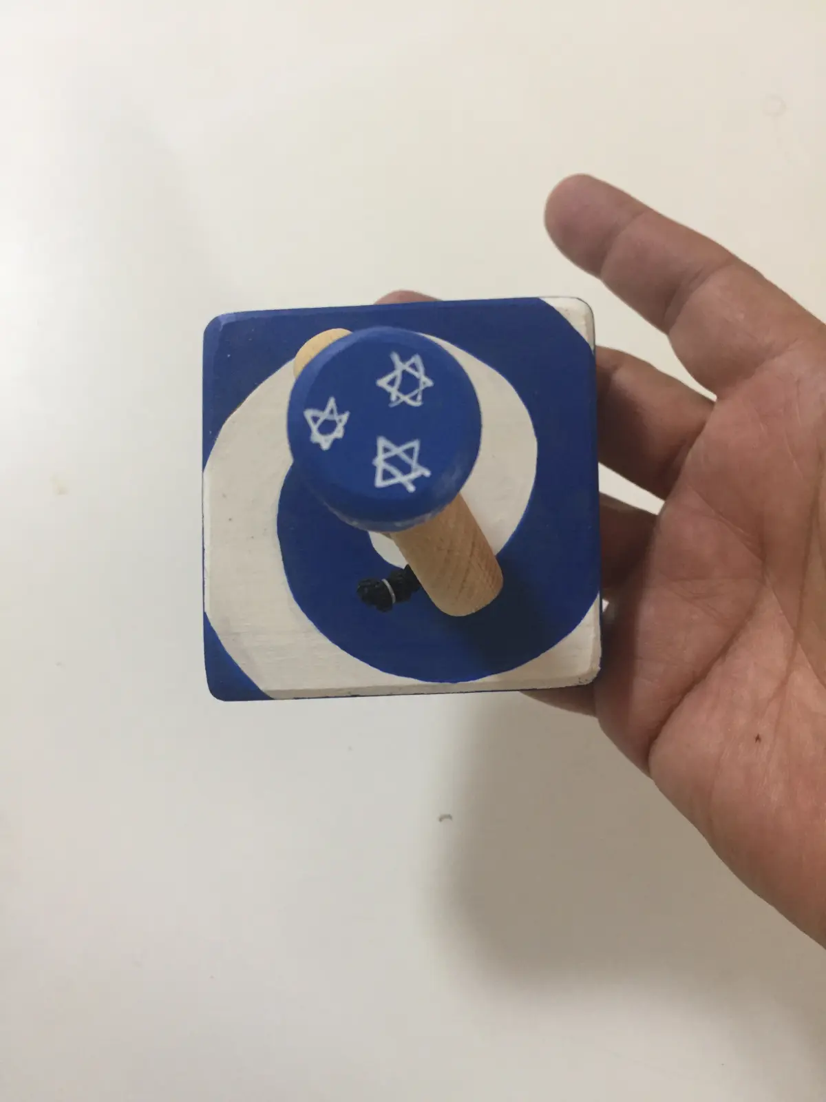 הסביבון עם משלח היוצרת לאורה לאסקר