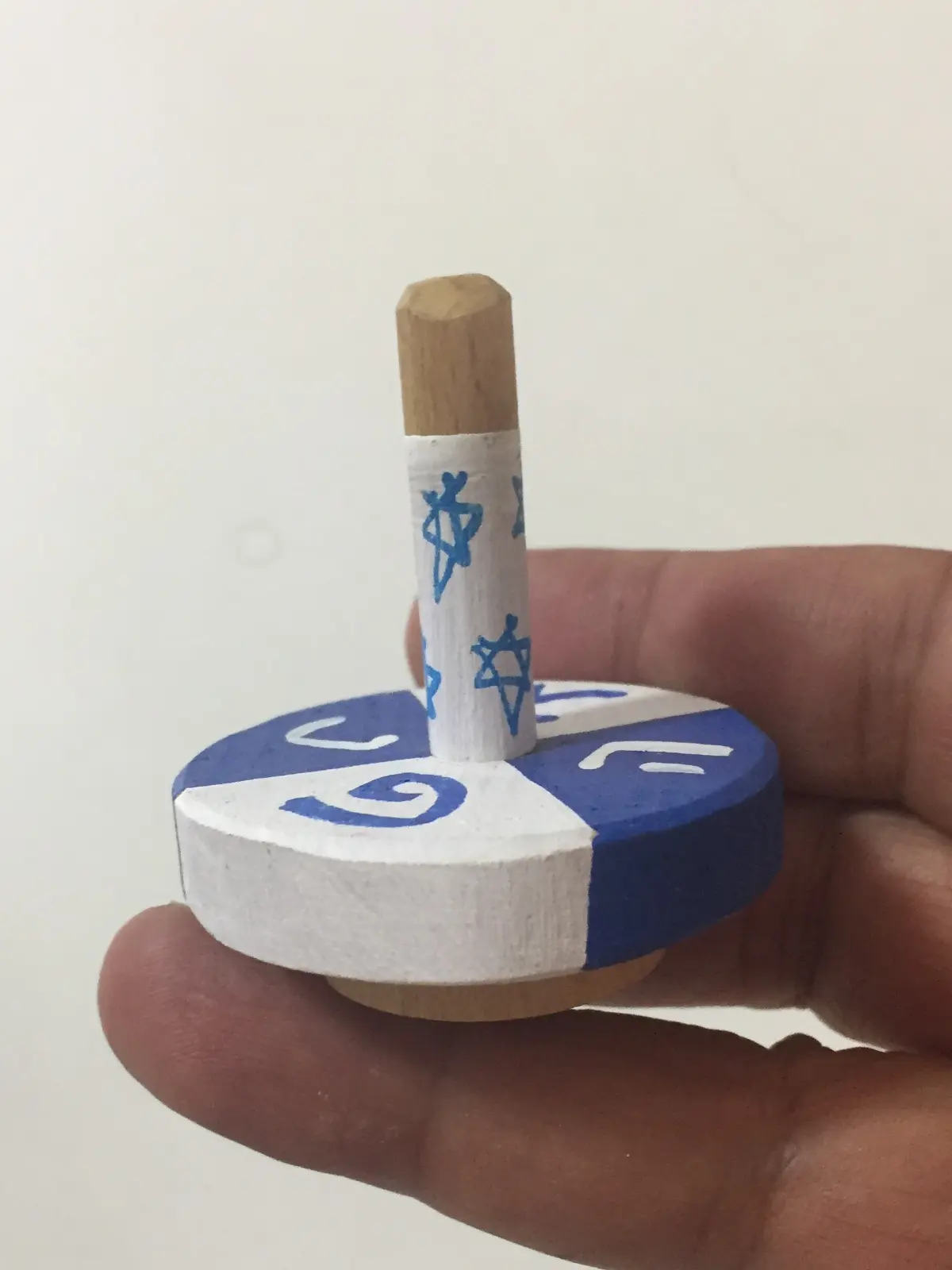 הסביבון כחול לבן  היוצרת לאורה לאסקר
