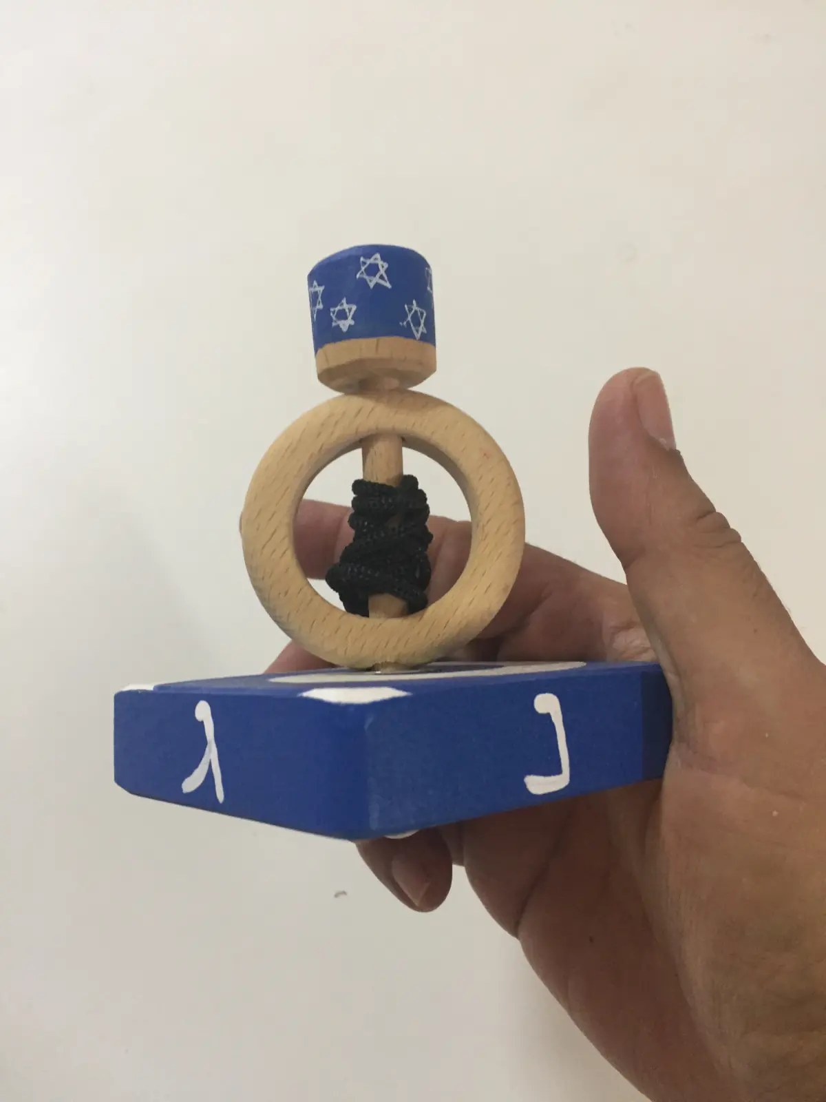 הסביבון עם משלח היוצרת לאורה לאסקר