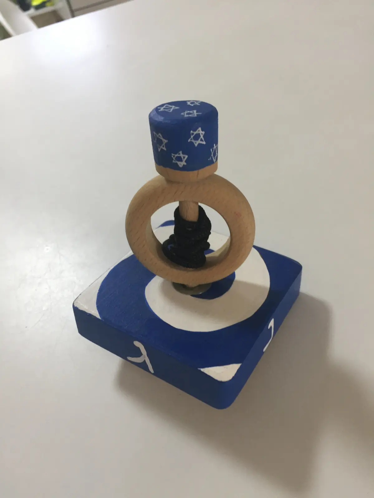 הסביבון עם משלח היוצרת לאורה לאסקר