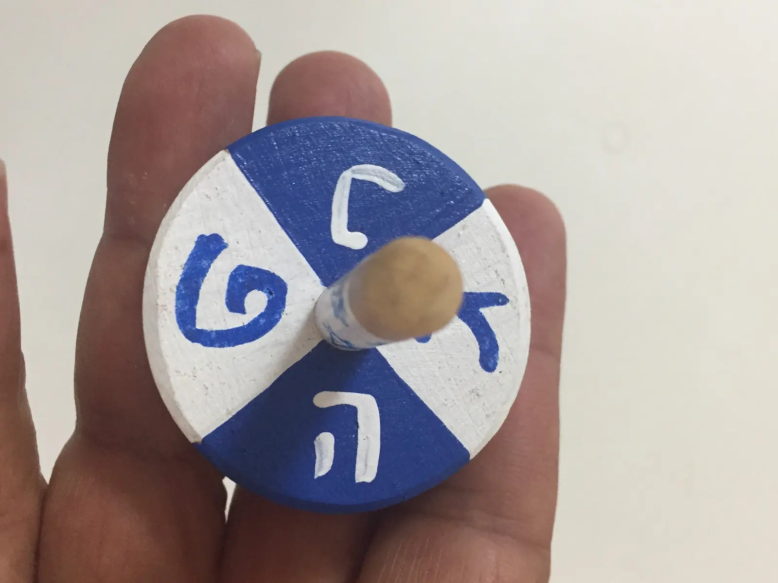 הסביבון כחול לבן  היוצרת לאורה לאסקר