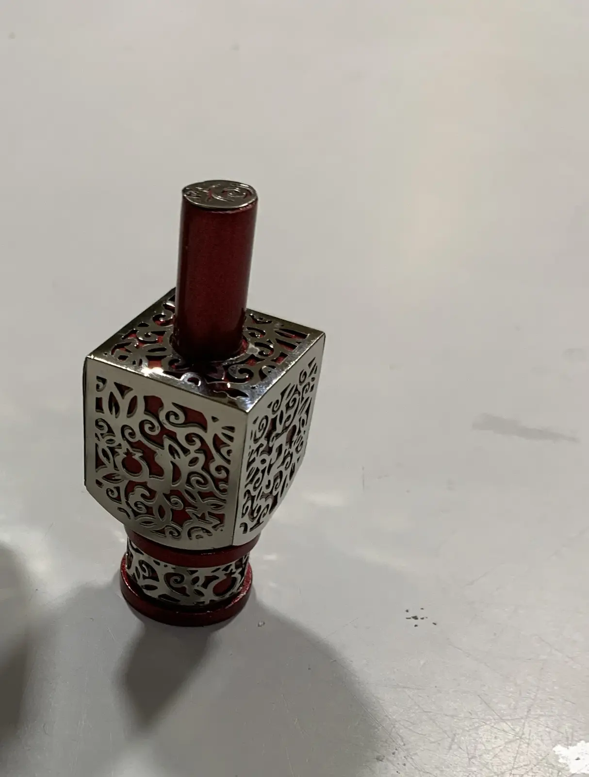 סביבון קוביה ריבועי אדום יאיר עימנואל