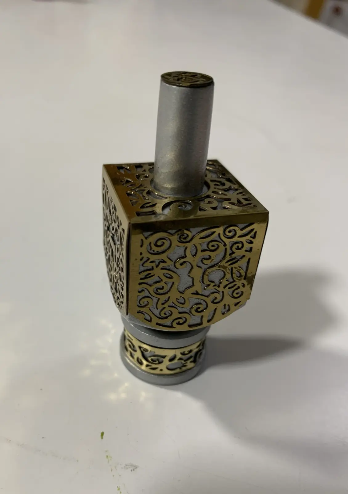 סביבון קוביה ריבועי צהוב יאיר עימנואל