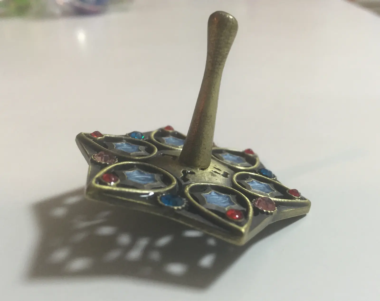סביבון מתכת ואבנים של קראשי