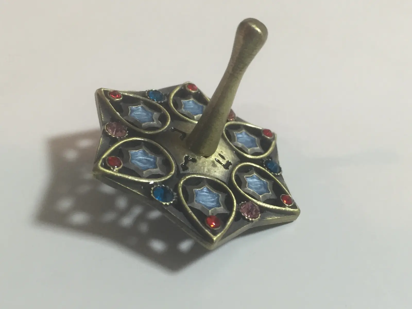 סביבון מתכת ואבנים של קראשי