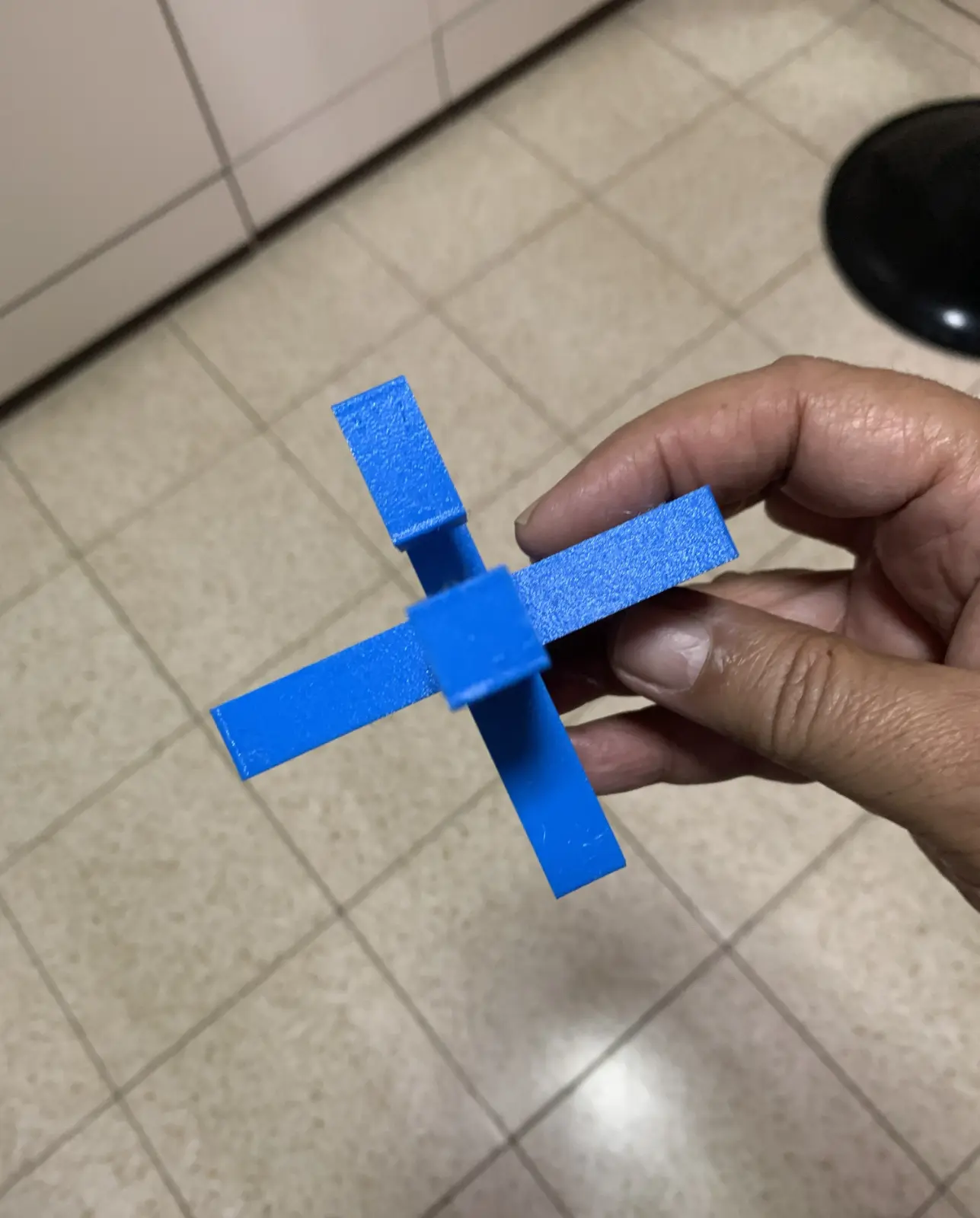 סביבון אותיות ממדפסת תלת מימד כחול