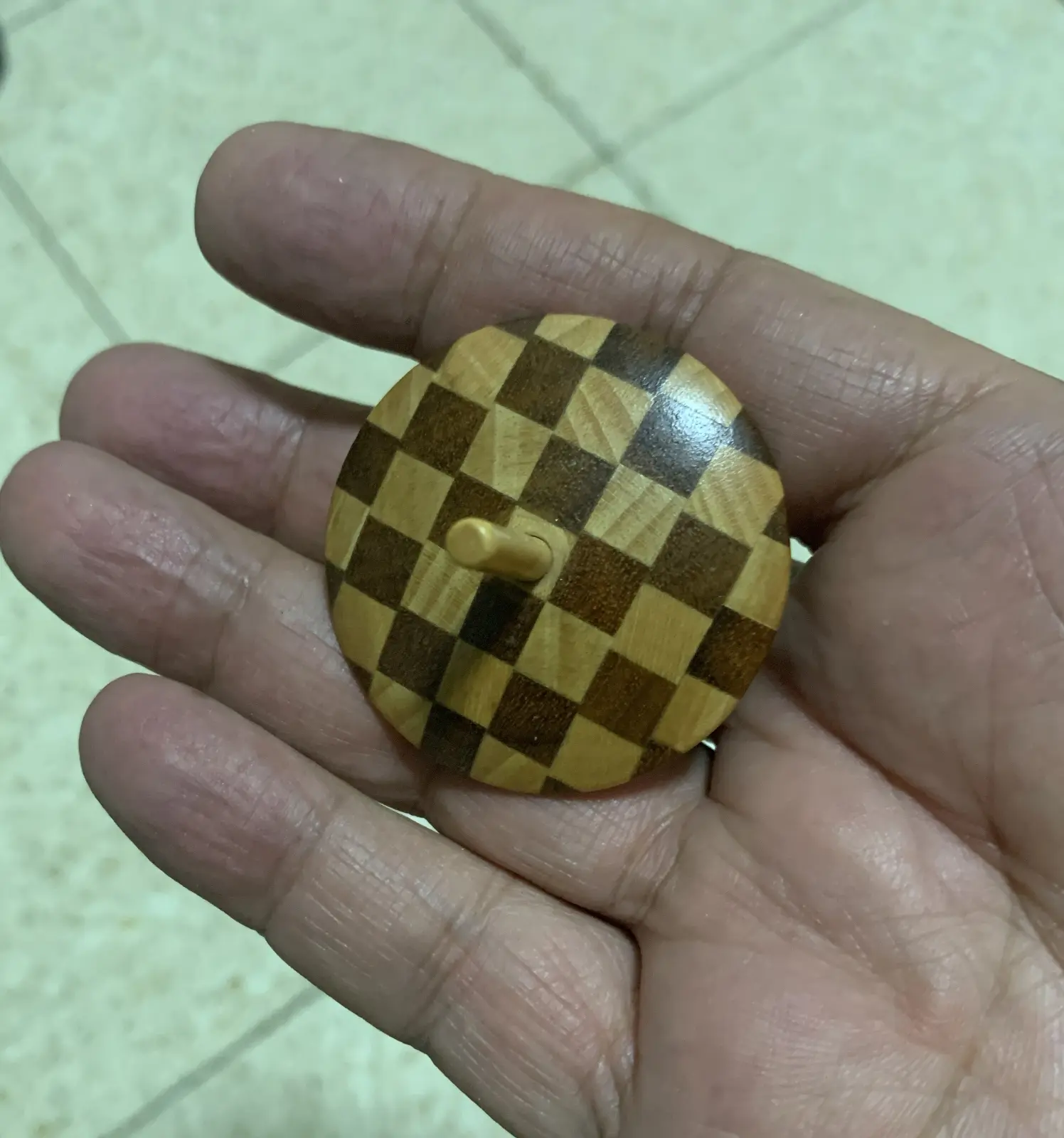סביבון מעץ מייפל (דובדבן) ואגוז שזורים זה בזה