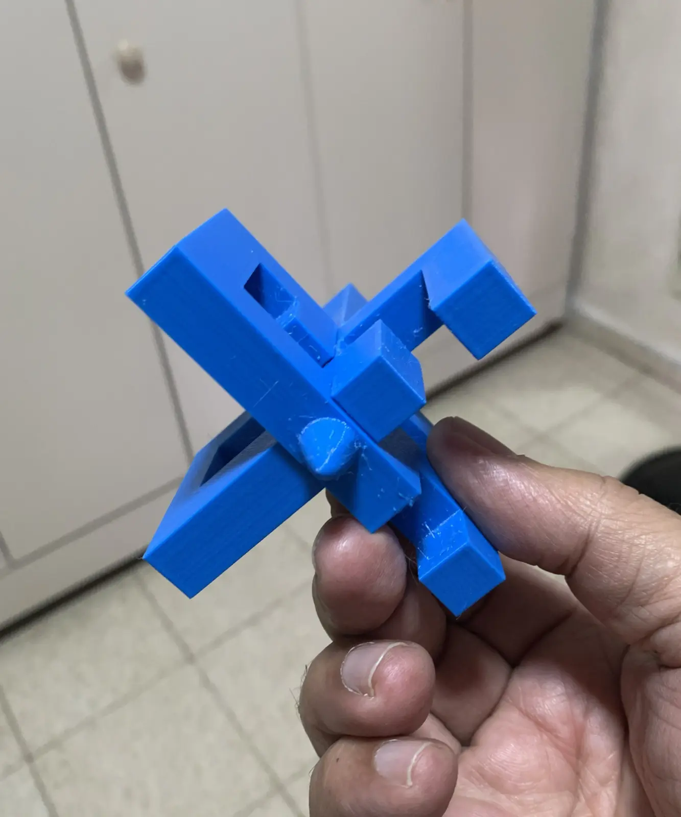סביבון אותיות ממדפסת תלת מימד כחול
