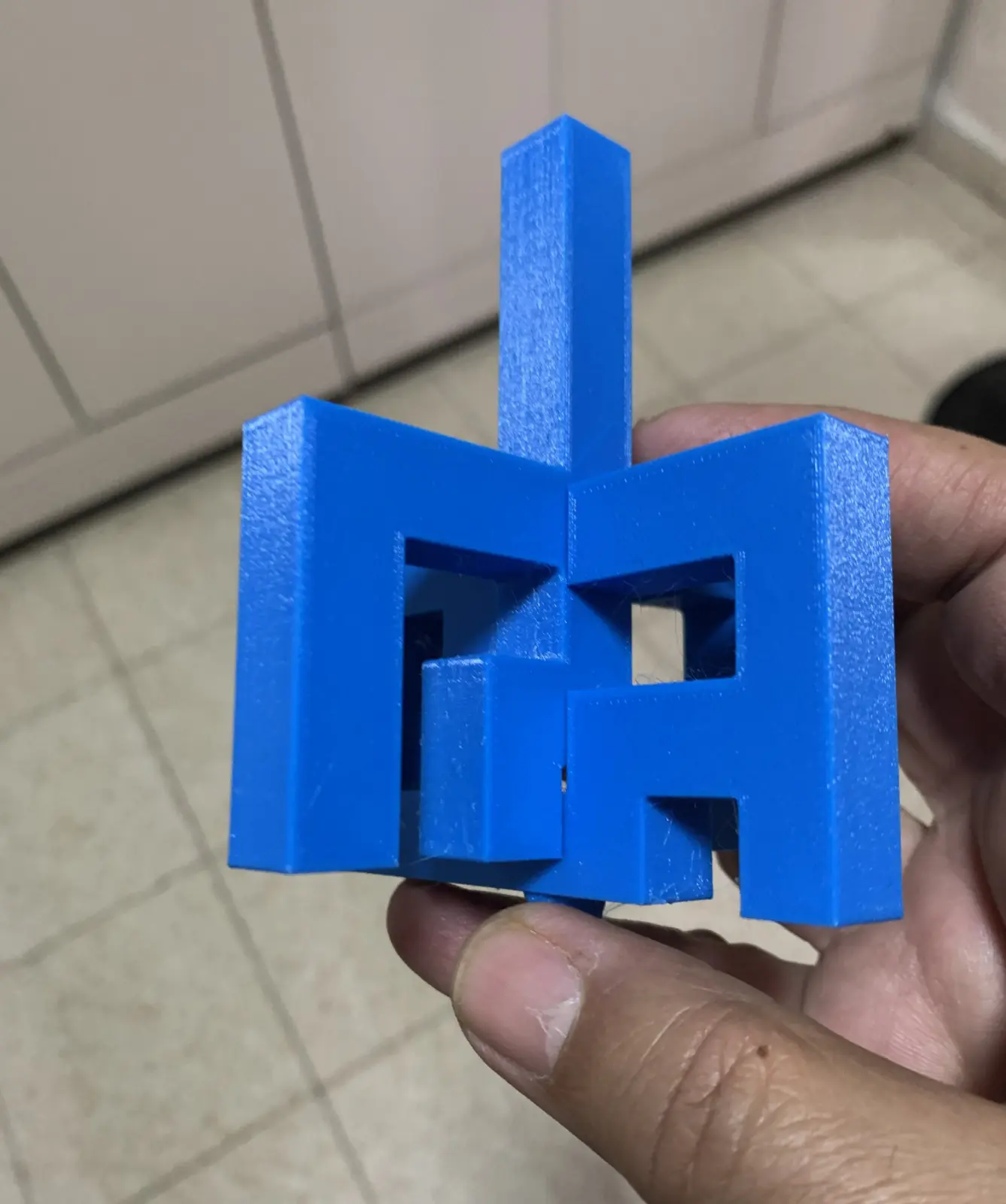 סביבון אותיות ממדפסת תלת מימד כחול