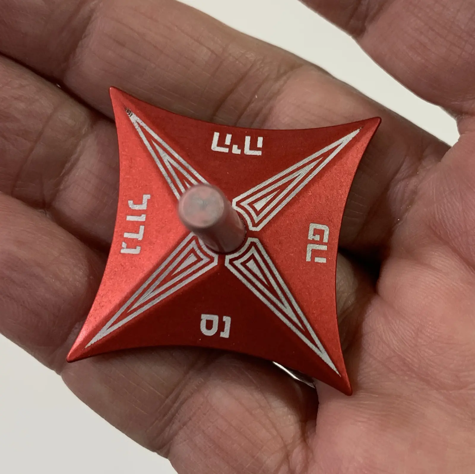 סביבון מתכת של  AKILOV