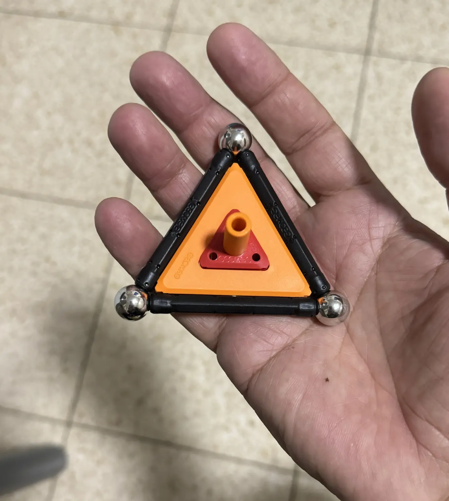 סביבון כדורים מגנטי Geomag