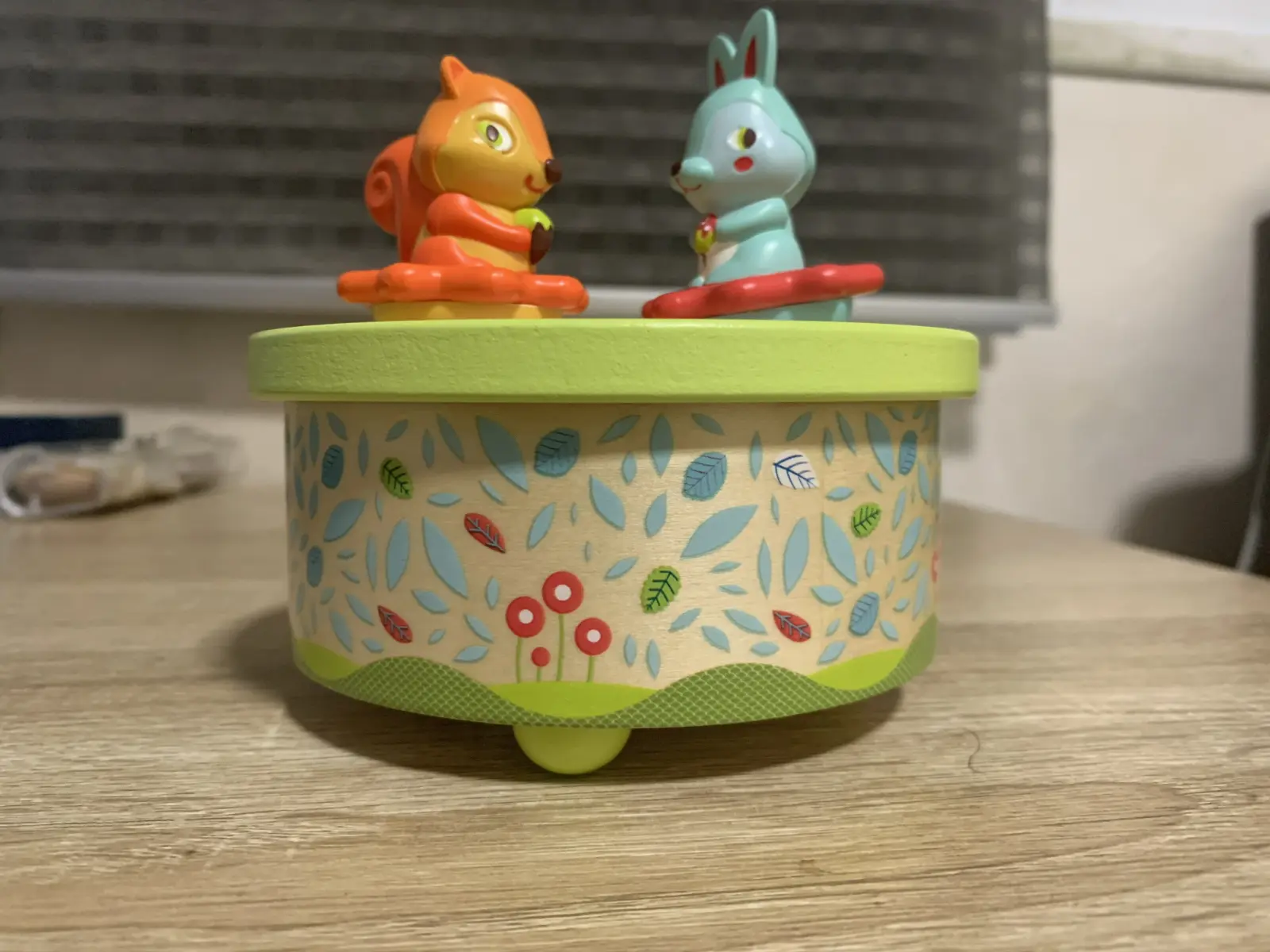 תיבת נגינה עם סנאי וארנב מסתובבים