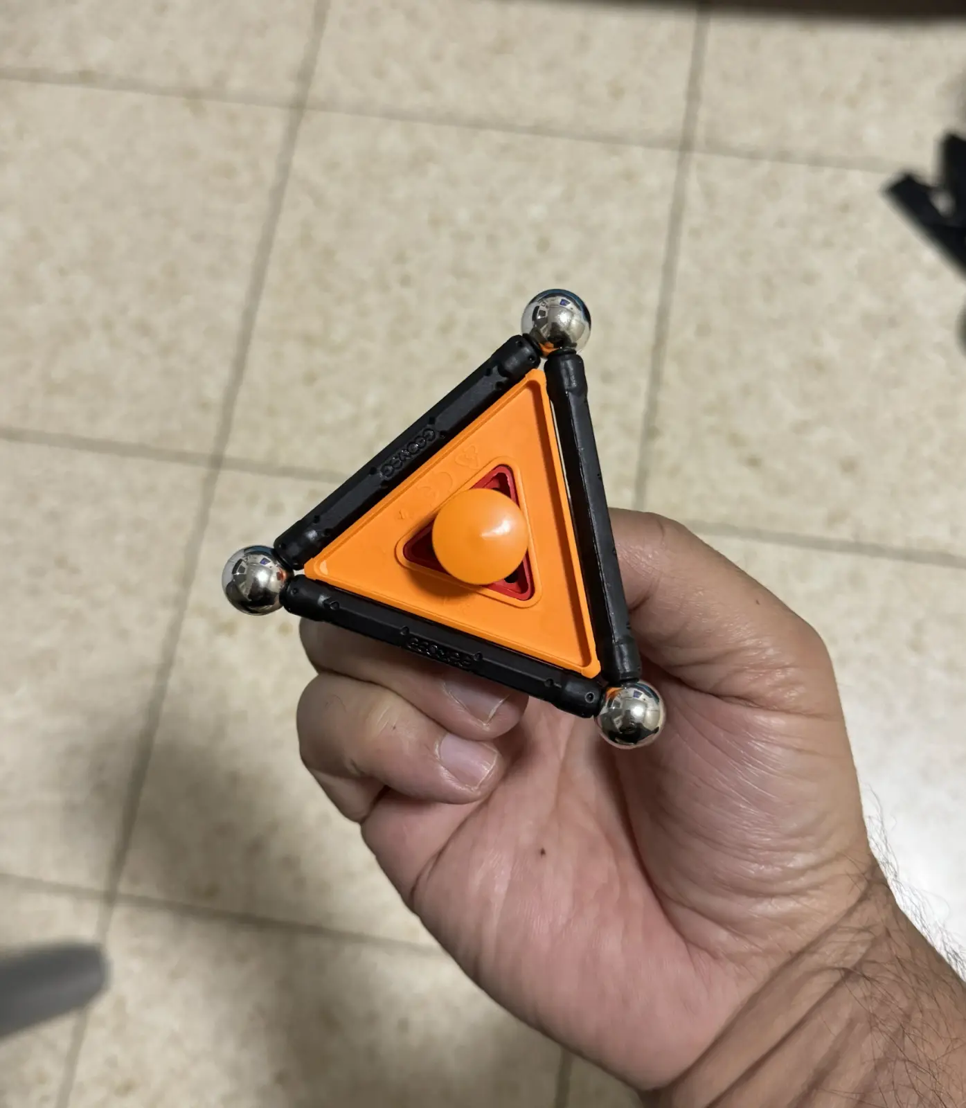 סביבון כדורים מגנטי Geomag
