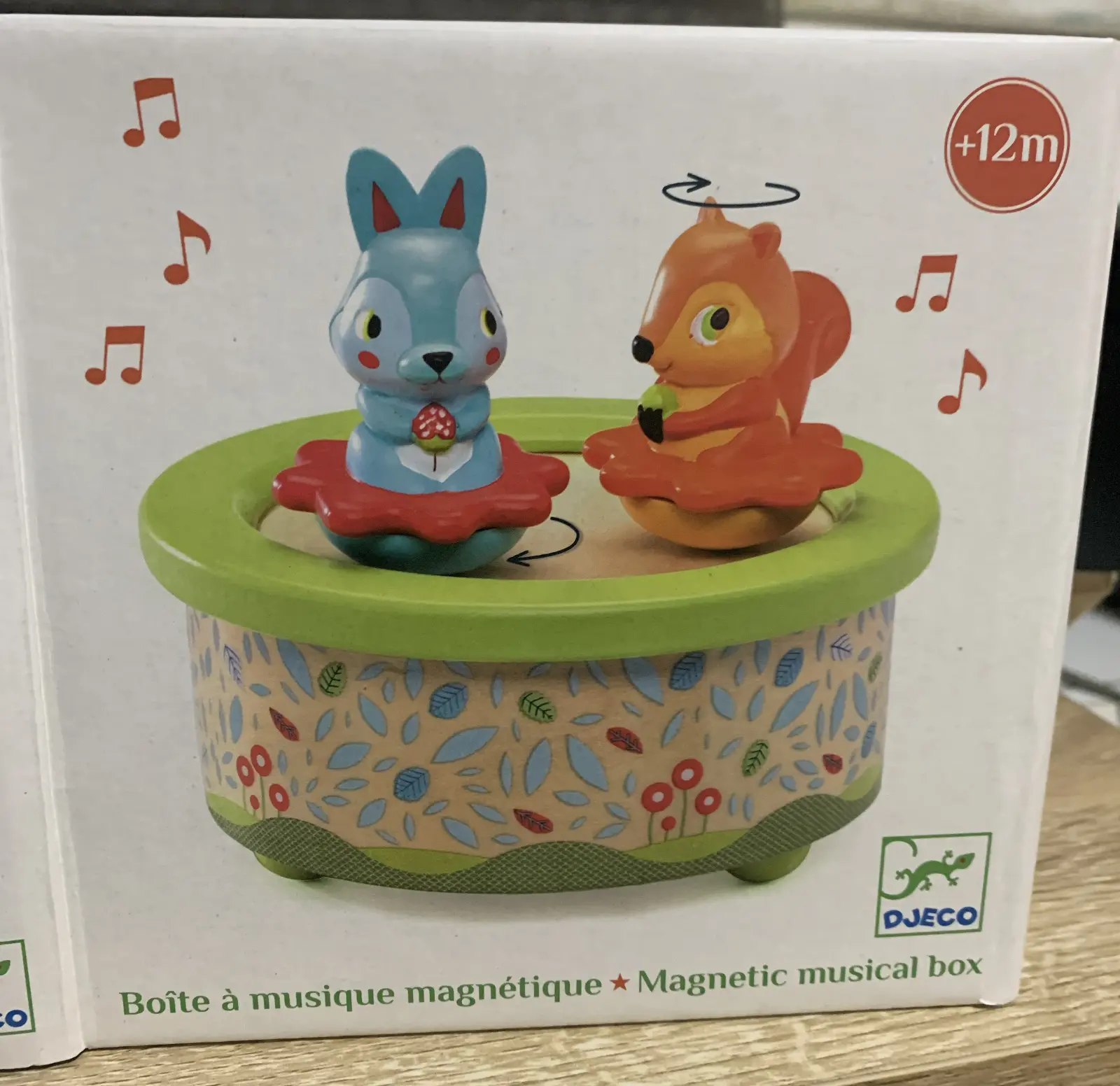 תיבת נגינה עם סנאי וארנב מסתובבים