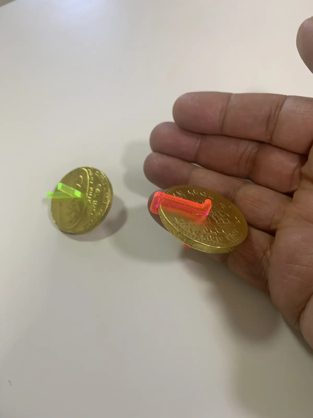 סביבון קטן אוחז מטבע של חנוך בר ניצן