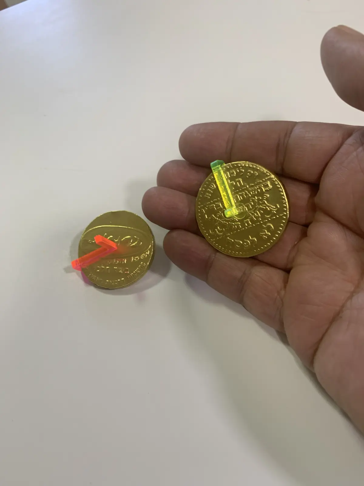 סביבון קטן אוחז מטבע של חנוך בר ניצן