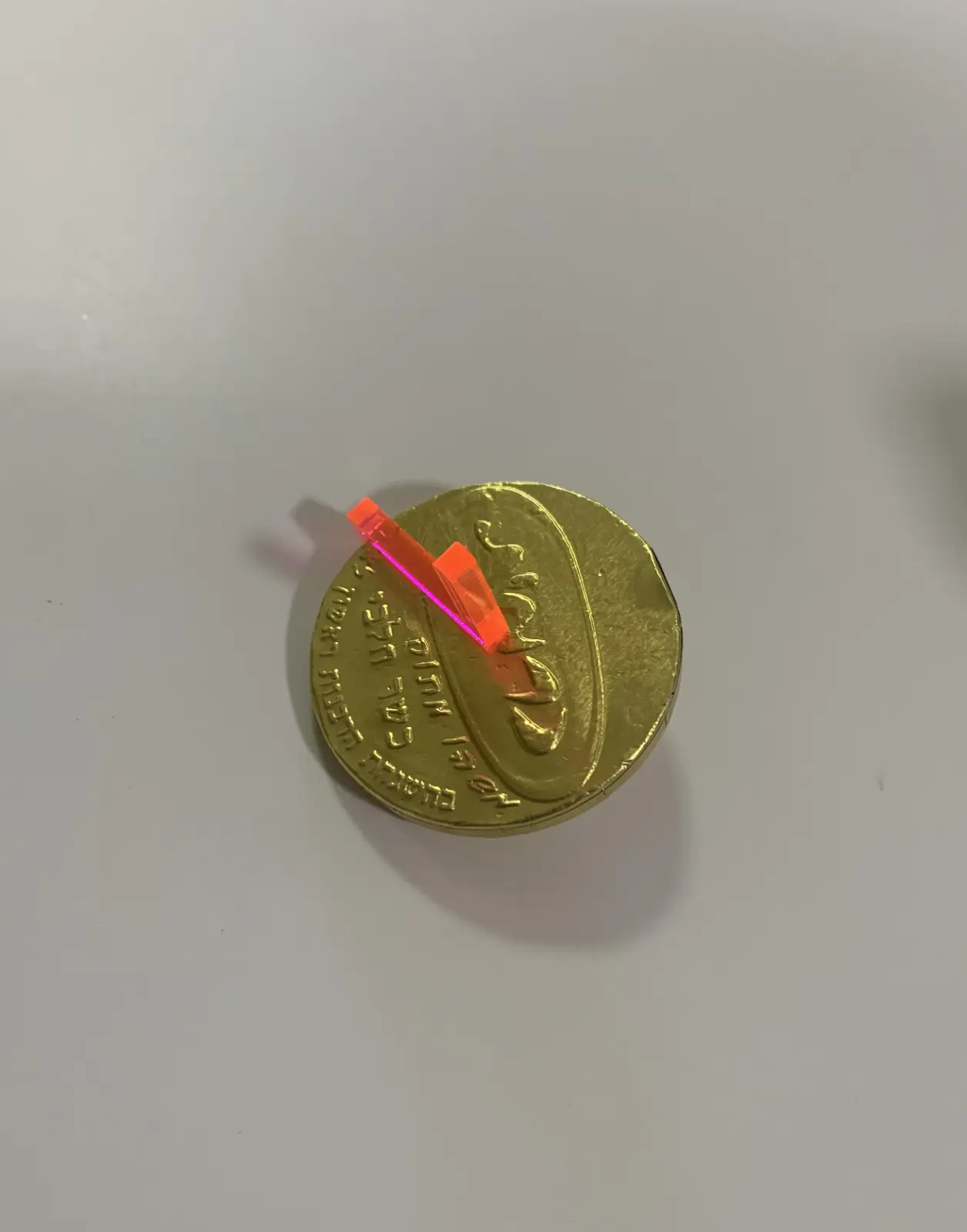 סביבון קטן אוחז מטבע של חנוך בר ניצן