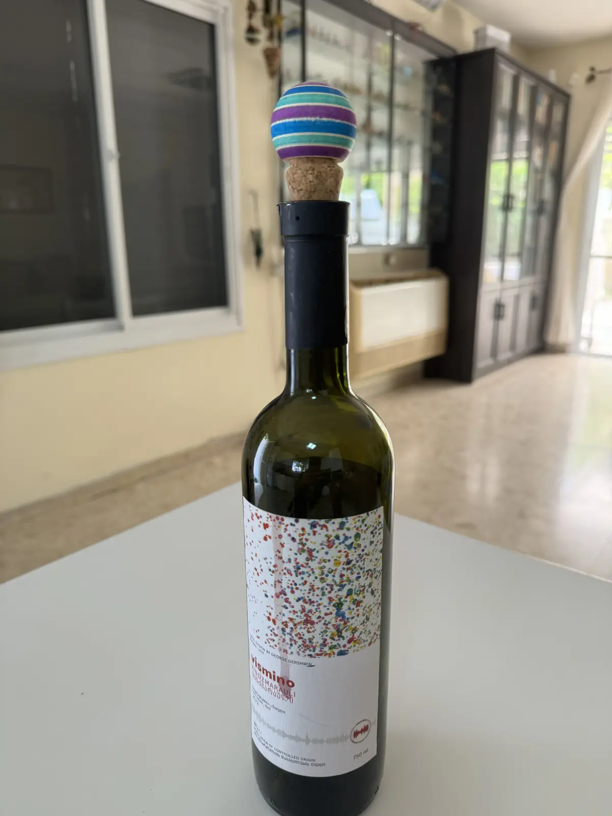 סביבון מתהפך שהוא גם פקק לבקבוק יין