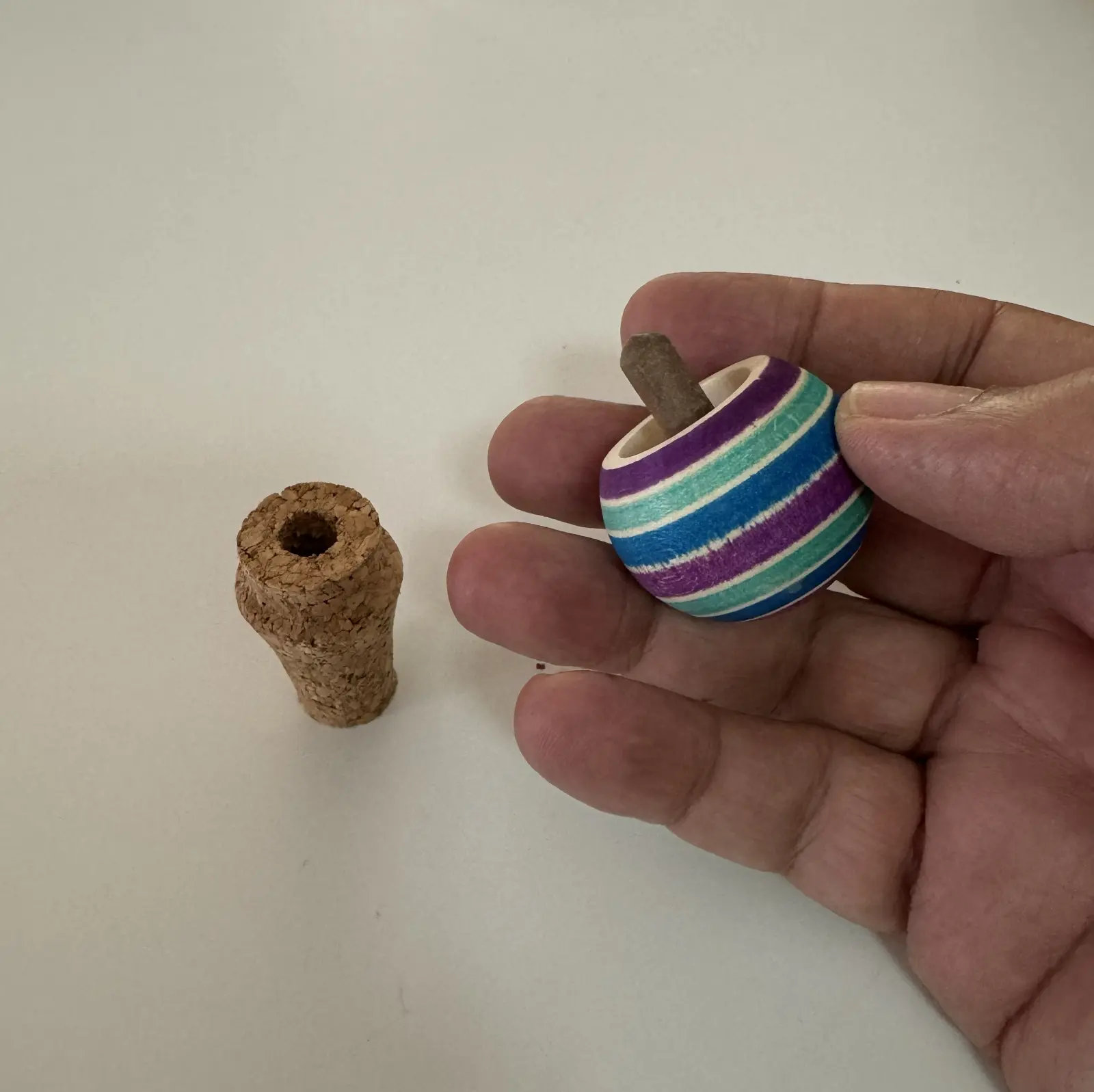 סביבון מתהפך שהוא גם פקק לבקבוק יין