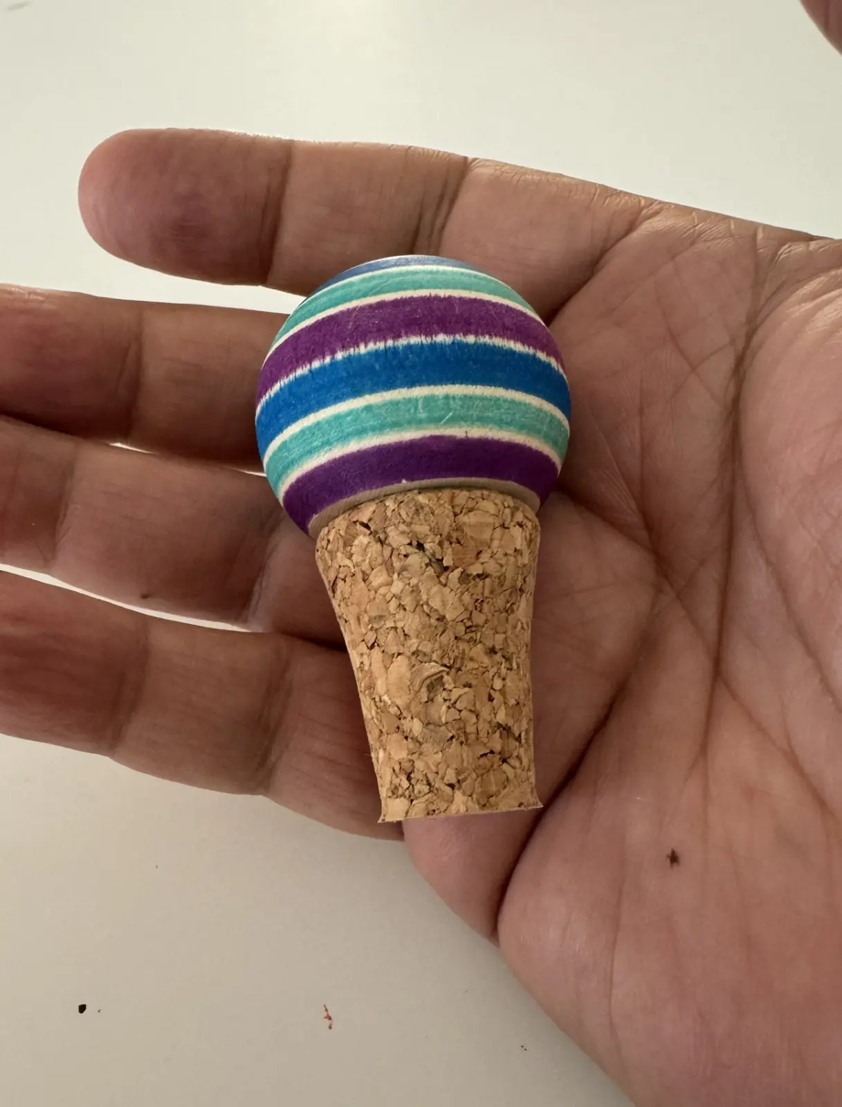 סביבון מתהפך שהוא גם פקק לבקבוק יין