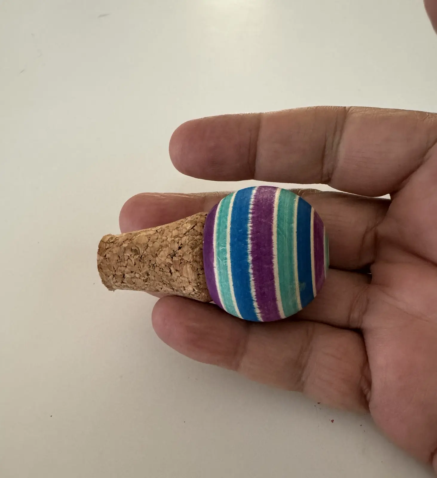 סביבון מתהפך שהוא גם פקק לבקבוק יין